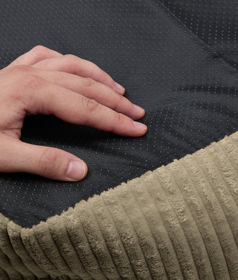Non-slip base of the green corduroy CAFIDE Snozy dog bed