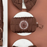 Vooraanzicht van de Cocopup London Espresso Quilted Poop Bag Holder met rond logolabel en metalen clip