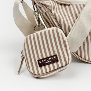 London Linen Stripe Crescent snoepzakje bevestigd aan een bijpassende gestreepte uitlaattas