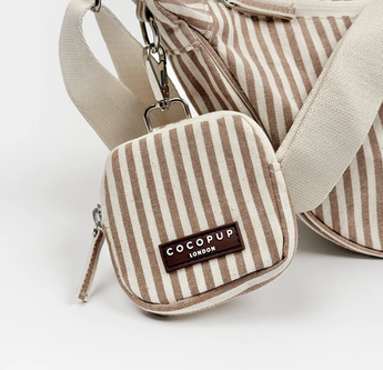 London Linen Stripe Crescent snoepzakje bevestigd aan een bijpassende gestreepte uitlaattas