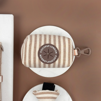 Vooraanzicht van de London Linen Stripes Poop Bag Holder met rond logolabel en metalen clip, van Cocopup London