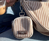 London Linen Stripe Crescent snoepzakje hangt aan de bijpassende tas in een buitenomgeving