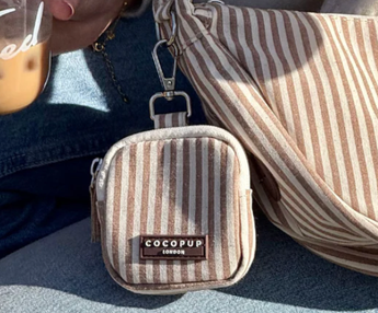 London Linen Stripe Crescent snoepzakje hangt aan de bijpassende tas in een buitenomgeving