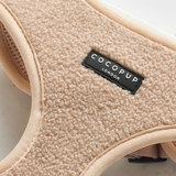 Close-up van de Teddy Rupert stof en het Cocopup London-label op het tuig