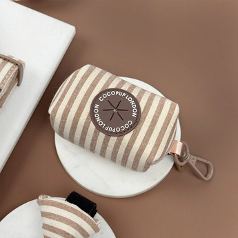 London Linen Stripes Poop Bag Holder schuin op een wit schaaltje met zichtbare metalen clip, van Cocopup London
