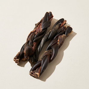 Braided Beef Hide with Esophagus (15cm / 100g) on a neutral background