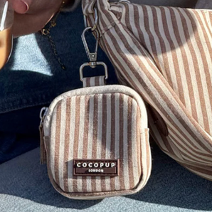London Linen Stripe Crescent snoepzakje hangt aan de bijpassende tas in een buitenomgeving
