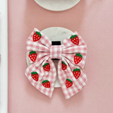 Vooraanzicht van de roze geruite Strawberry Picnic Pup strik in een flatlay