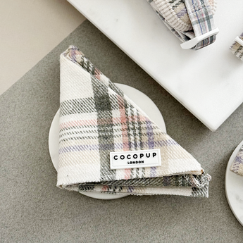 Cocopup London Oxford Plaid Bandana gevouwen op een wit schaaltje met zichtbaar merklabel