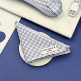 Cocopup London English Blue Bandana gevouwen op een wit schaaltje met bijpassende blauwe accessoires